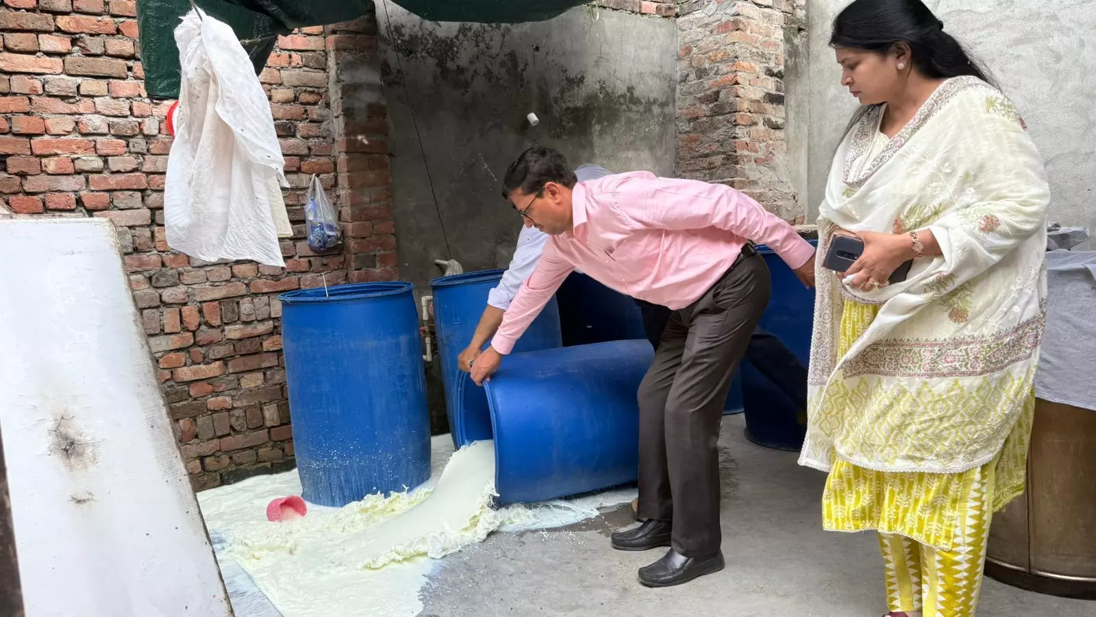 मुजफ्फरनगर में पनीर निर्माण इकाई पर छापा, 600 लीटर संदिग्ध दूध नष्ट मुजफ्फरनगर में पनीर निर्माण इकाई पर छापा, 600 लीटर संदिग्ध दूध नष्ट