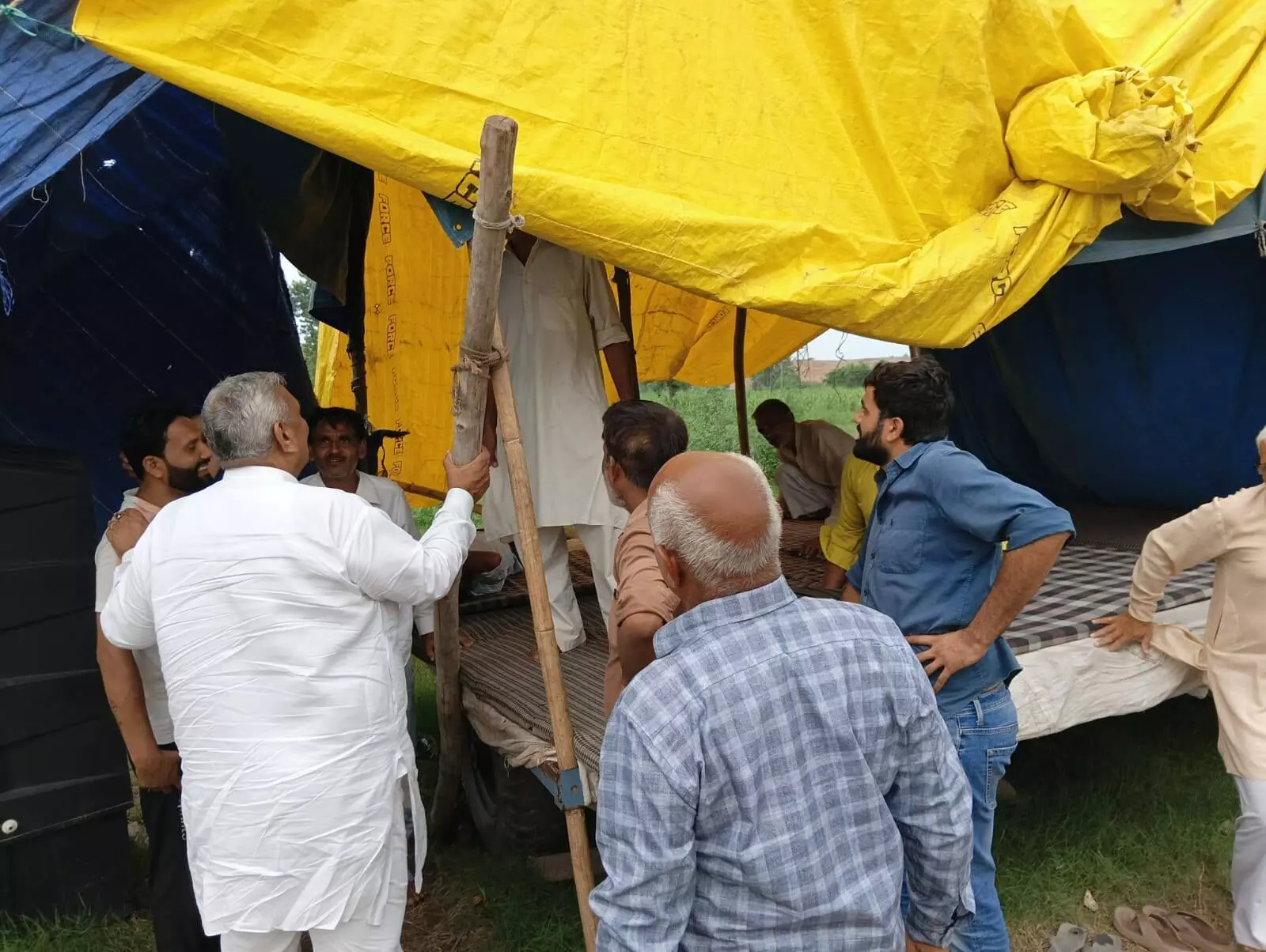 एक महीने से धरने पर बैठे ग्रामीणों के बीच पहुंचे सांसद हरेन्द्र मलिक एक महीने से धरने पर बैठे ग्रामीणों के बीच पहुंचे सांसद हरेन्द्र मलिक