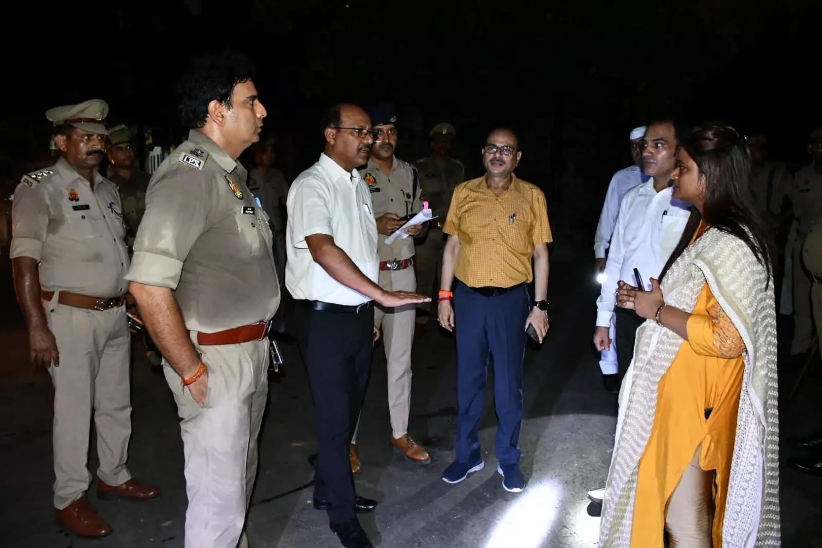 बदहाली-मोबाइल टॉर्च की रोशनी में डीएम ने किया निरीक्षण बदहाली-मोबाइल टॉर्च की रोशनी में डीएम ने किया निरीक्षण