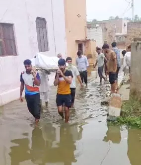 गंदे पानी से गुजरकर श्मशान घाट तक पहुंचने को मजबूर ग्रामीण गंदे पानी से गुजरकर श्मशान घाट तक पहुंचने को मजबूर ग्रामीण