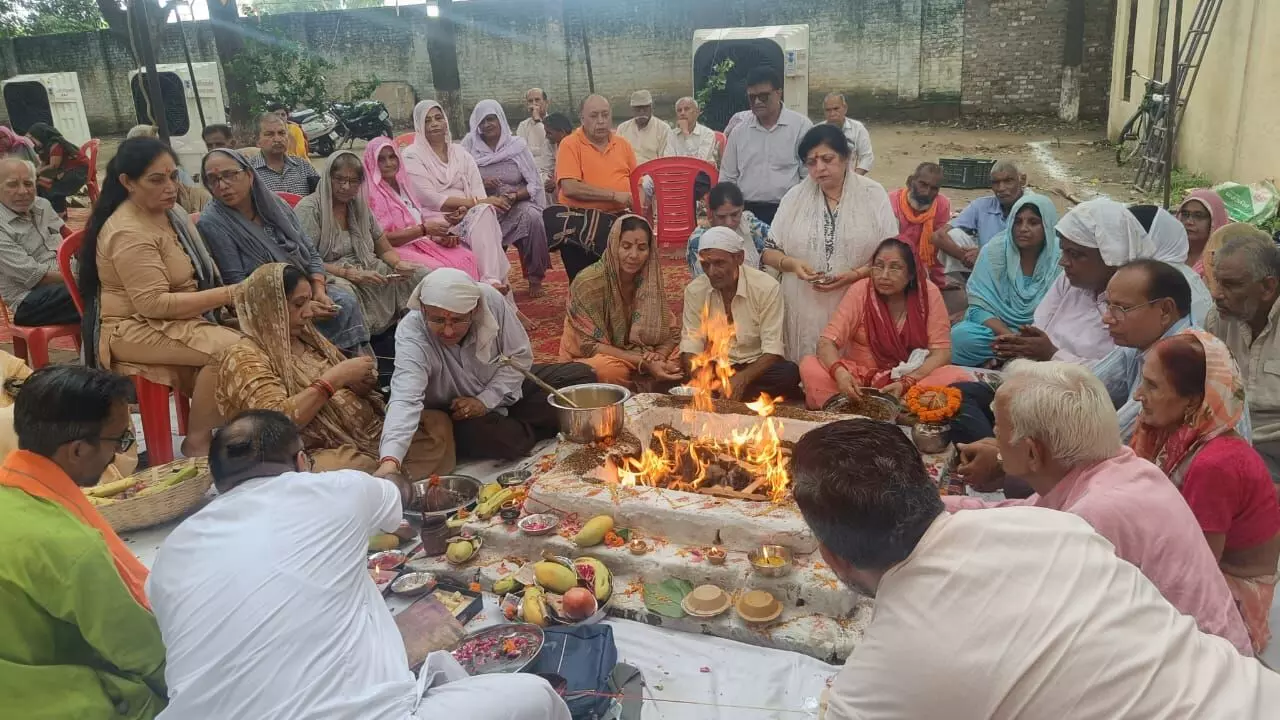 स्वामी रूद्र देव जी को नमन करने उमड़ा सैलाब स्वामी रूद्र देव जी को नमन करने उमड़ा सैलाब
