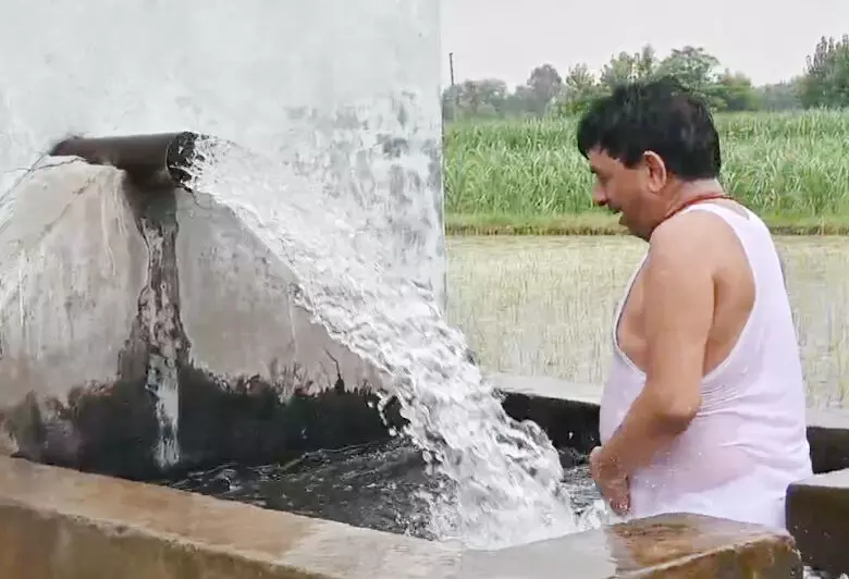 किसान की ट्यूबवैल देख मंत्री कपिल देव को याद आया बचपन, और फिर... किसान की ट्यूबवैल देख मंत्री कपिल देव को याद आया बचपन, और फिर...