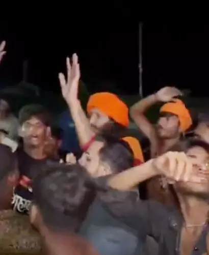 ढाबे पर भोजन में निकला प्याज, कांवड़ियों ने हंगामा कर की तोड़फोड़ ढाबे पर भोजन में निकला प्याज, कांवड़ियों ने हंगामा कर की तोड़फोड़
