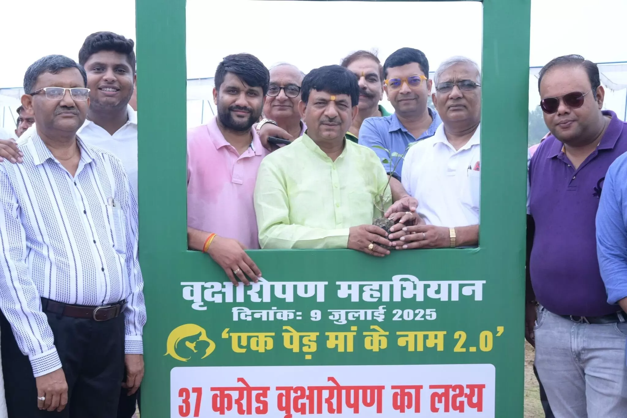 एक पेड़, भविष्य में सुरक्षित जीवन की गारंटीः कपिल देव