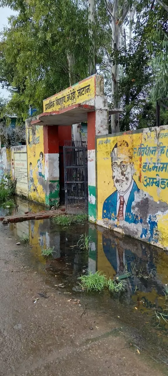 स्कूल के सामने भरे पानी से बढ़ी परेशानी, बच्चे का फिसलकर टूटा हाथ