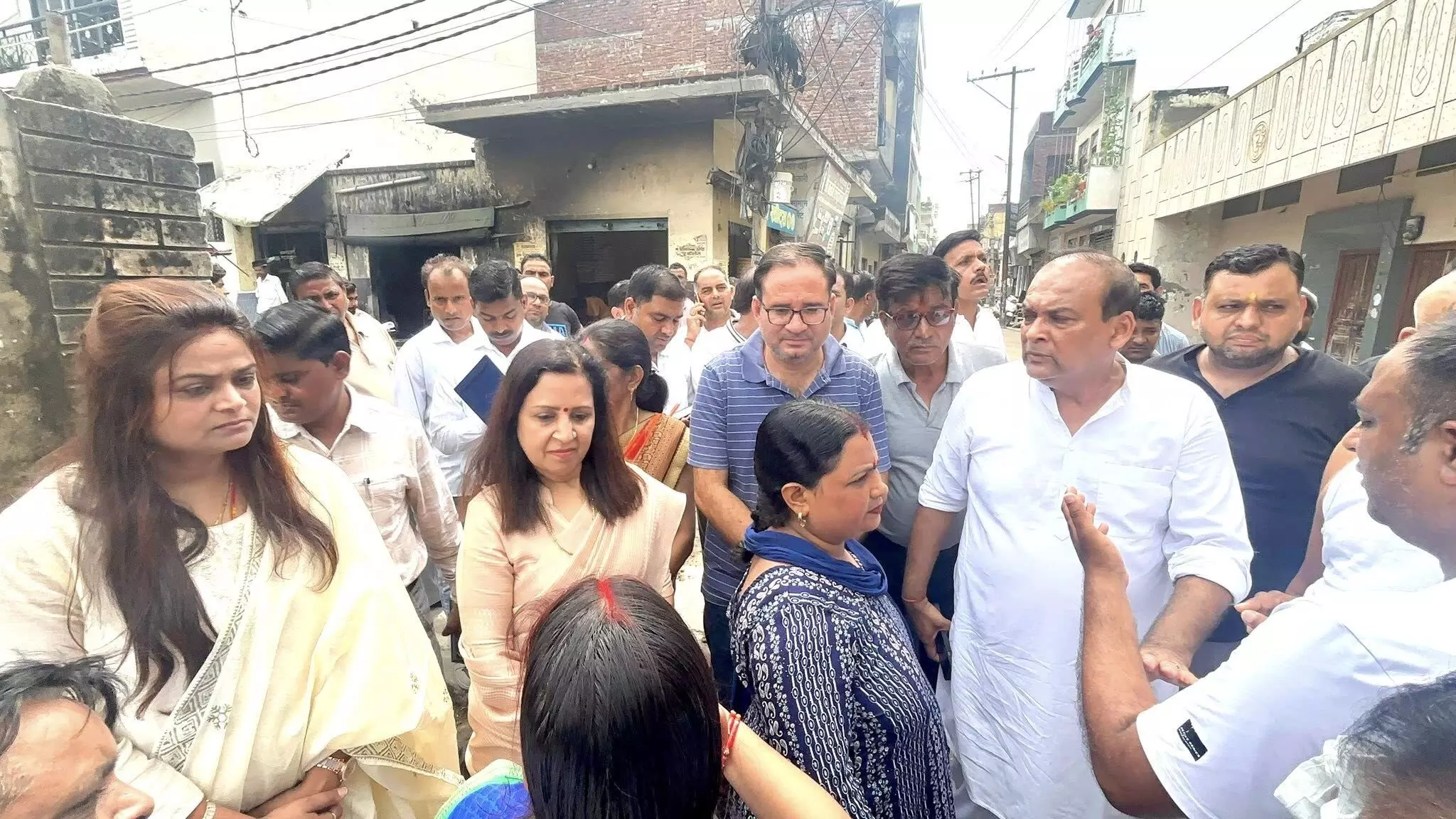 जनसमस्या समझने ग्राउंड जीरो पर उतरीं मीनाक्षी स्वरूप जनसमस्या समझने ग्राउंड जीरो पर उतरीं मीनाक्षी स्वरूप