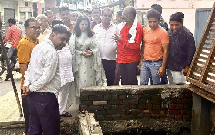 MUZAFFARNAGAR-सड़क की खराब गुणवत्ता देख भड़की चेयरपर्सन मीनाक्षी स्वरूप MUZAFFARNAGAR-सड़क की खराब गुणवत्ता देख भड़की चेयरपर्सन मीनाक्षी स्वरूप