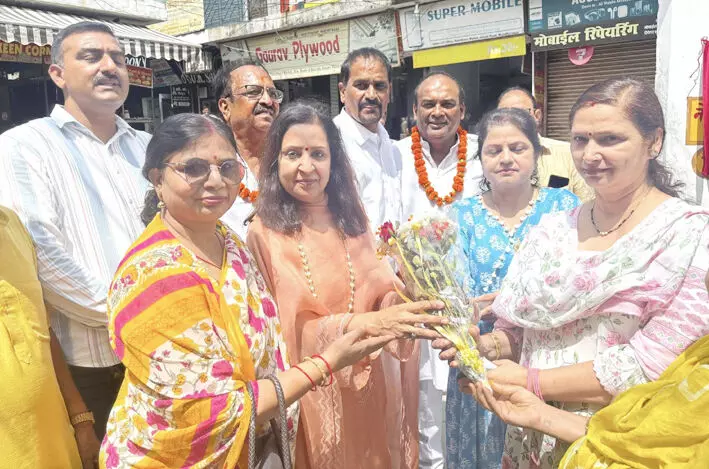 मीनाक्षी स्वरूप ने किया दो वार्डों में डेढ़ करोड़ की सड़कों का लोकार्पण मीनाक्षी स्वरूप ने किया दो वार्डों में डेढ़ करोड़ की सड़कों का लोकार्पण
