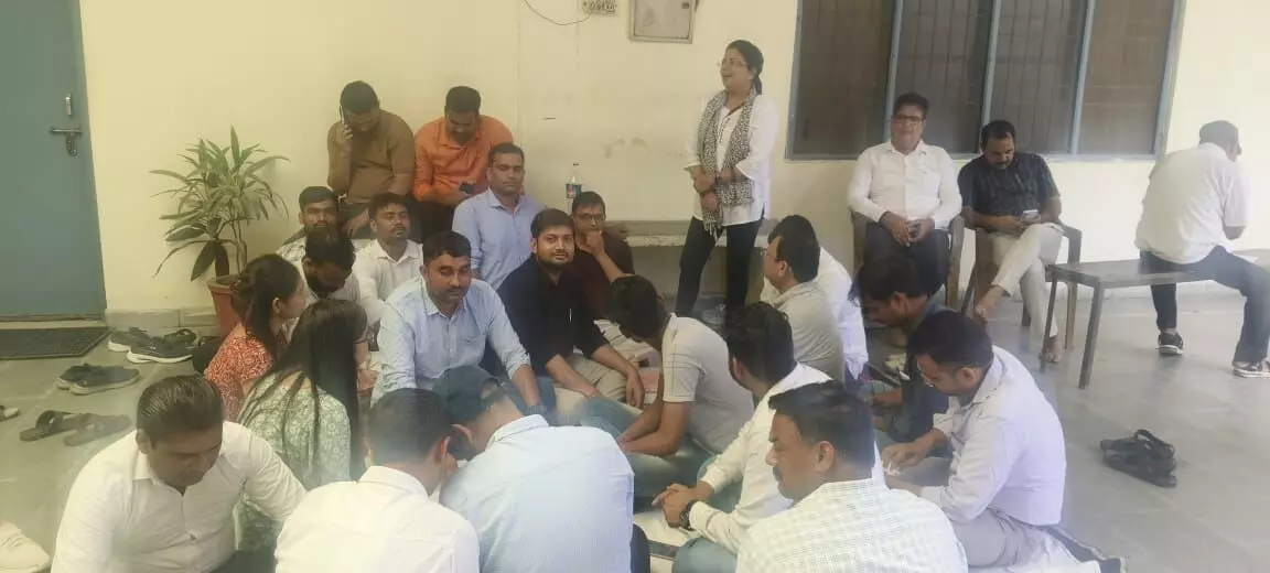 हापुड़ में लेखपाल की दर्दनाक मृत्यु पर खतौली के लेखपाल संघ का रोष एसडीएम को सौंपा 4-सूत्रीय मांग-पत्र हापुड़ में लेखपाल की दर्दनाक मृत्यु पर खतौली के लेखपाल संघ का रोष एसडीएम को सौंपा 4-सूत्रीय मांग-पत्र