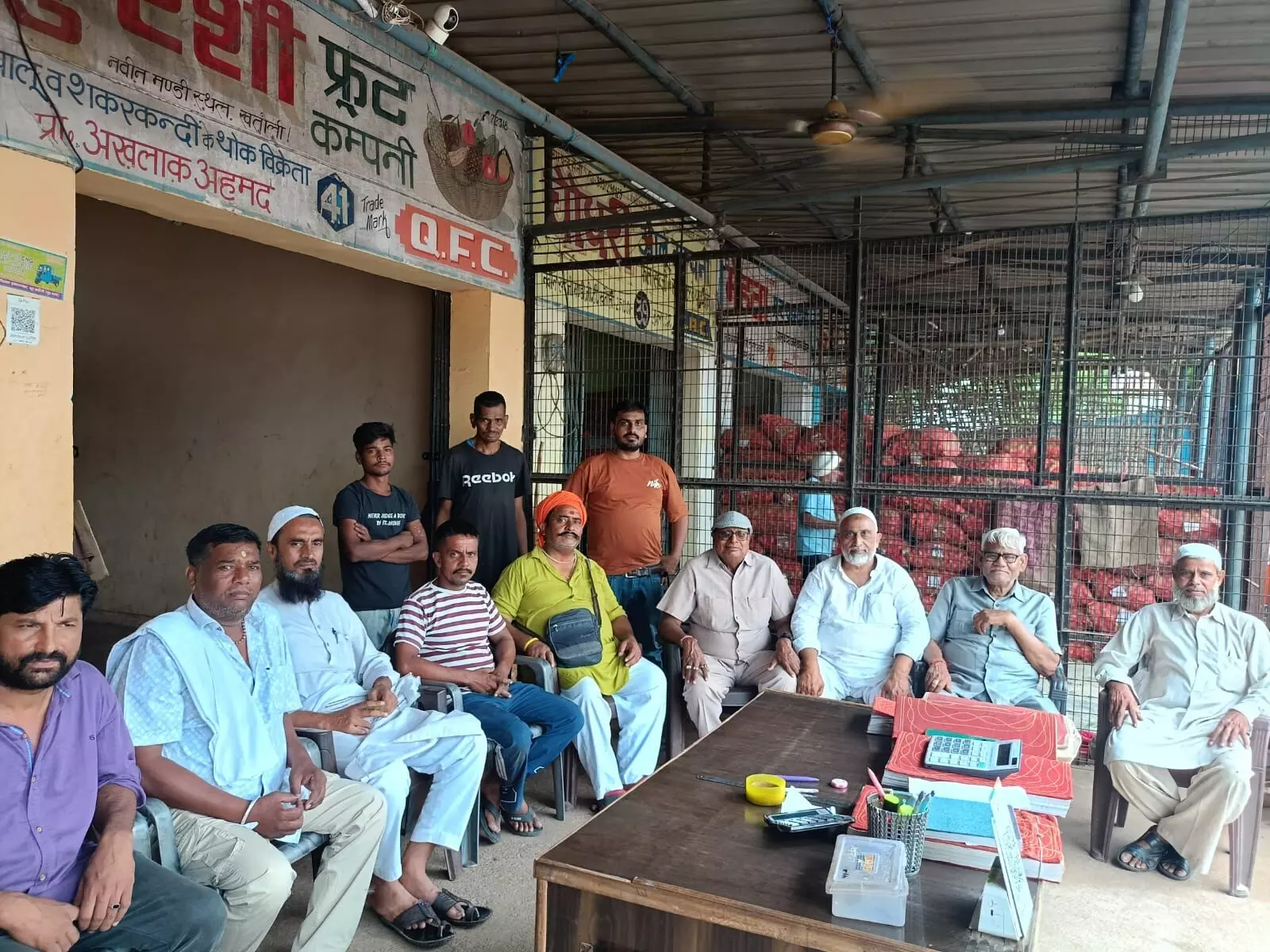 व्यापारियों की समस्याओं को लेकर मंडी स्थल पर हुई बैठक, दिवंगत शारिक राणा को दी श्रद्धांजलि व्यापारियों की समस्याओं को लेकर मंडी स्थल पर हुई बैठक, दिवंगत शारिक राणा को दी श्रद्धांजलि