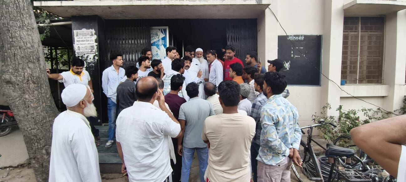 बिजली समस्या पर सभासद के साथ लोगों ने घेरा बिजली घर