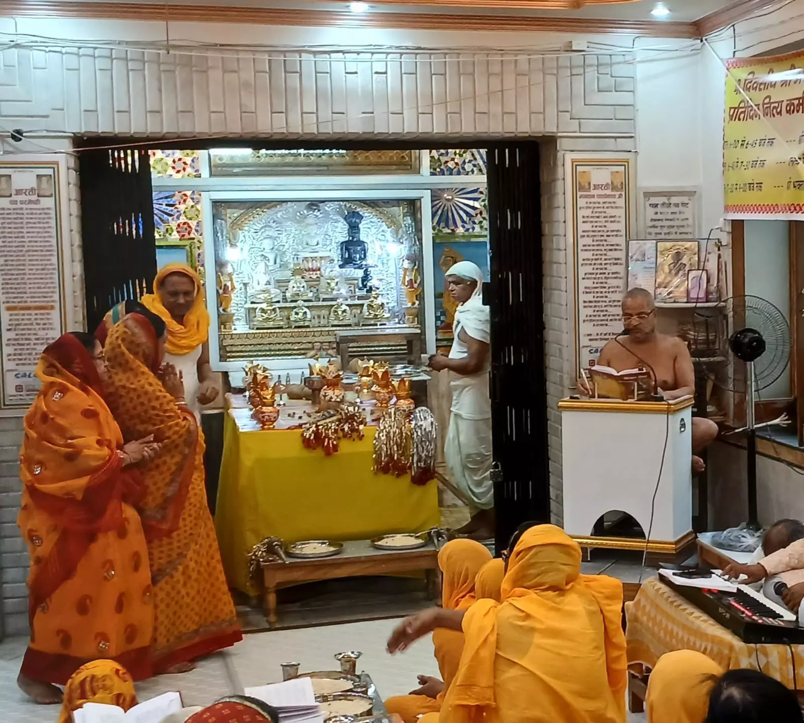 आचार्य श्री 108 अरुण सागर जी महाराज के मार्गदर्शन में भक्तांमर महामंडल विधान के छठे दिन शांतिधारा व प्रवचन का आयोजन आचार्य श्री 108 अरुण सागर जी महाराज के मार्गदर्शन में भक्तांमर महामंडल विधान के छठे दिन शांतिधारा व प्रवचन का आयोजन
