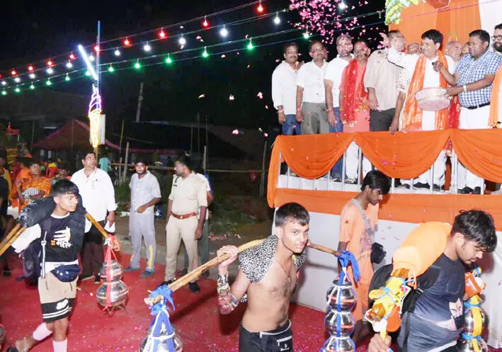 यूपी बॉर्डर पर मंत्री कपिल देव अग्रवाल ने शिवभक्तों का पुष्प वर्षा कर किया अभिनंदन
