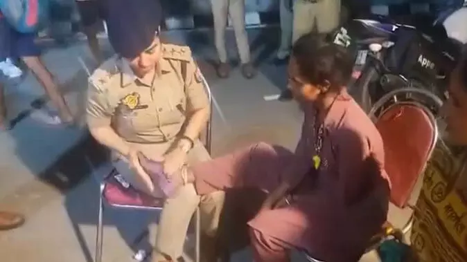 शिव भक्त कांवड़िया के पांव दबाकर छा गई सीओ ऋषिका सिंह