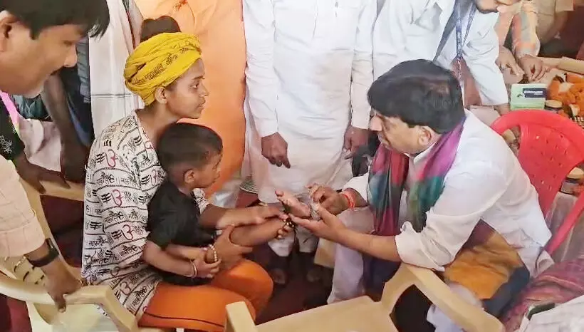 शिव चौक पर कांवड़ियांे संग जमकर नाचे मंत्री कपिल देव अग्रवाल शिव चौक पर कांवड़ियांे संग जमकर नाचे मंत्री कपिल देव अग्रवाल