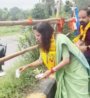 पालिकाध्यक्ष मीनाक्षी स्वरूप ने सड़क पर अपने हाथों से उठाया कूड़ा, दिया प्रेरक संदेश...देखें वीडियो! पालिकाध्यक्ष मीनाक्षी स्वरूप ने सड़क पर अपने हाथों से उठाया कूड़ा, दिया प्रेरक संदेश...देखें वीडियो!
