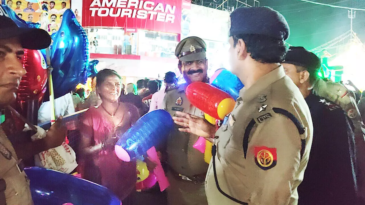 निर्धन महिला के लिए शिव स्वरूप बने एसएसपी संजय वर्मा, हर लिया संकट निर्धन महिला के लिए शिव स्वरूप बने एसएसपी संजय वर्मा, हर लिया संकट