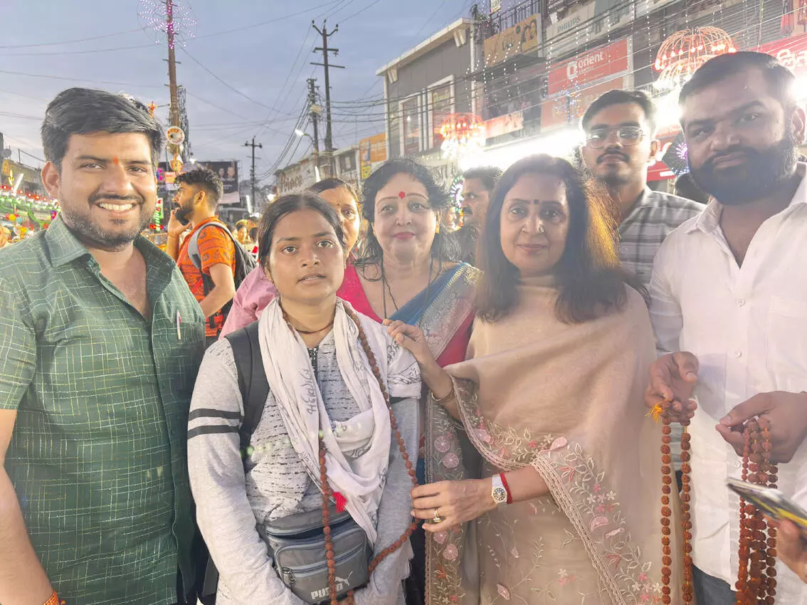 शिवभक्तों को रुद्राक्ष माला भेंट कर पालिकाध्यक्ष मीनाक्षी स्वरूप ने किया अभिनंदन शिवभक्तों को रुद्राक्ष माला भेंट कर पालिकाध्यक्ष मीनाक्षी स्वरूप ने किया अभिनंदन