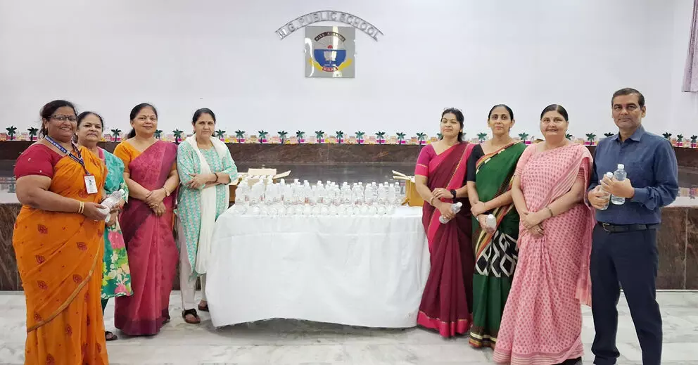 एम.जी. पब्लिक स्कूल में आस्था से परिपूर्ण वातावरण में गंगा जल वितरित एम.जी. पब्लिक स्कूल में आस्था से परिपूर्ण वातावरण में गंगा जल वितरित