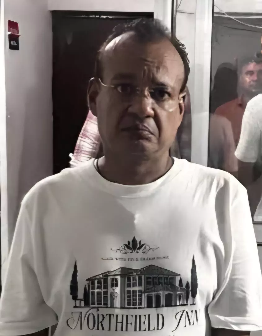 गाजियाबाद में फर्जी दूतावास का भंडाफोड़: STF ने नकली एंबेसडर को दबोचा, लग्जरी गाड़ियां, मोहरें और लाखों की नकदी बरामद गाजियाबाद में फर्जी दूतावास का भंडाफोड़: STF ने नकली एंबेसडर को दबोचा, लग्जरी गाड़ियां, मोहरें और लाखों की नकदी बरामद