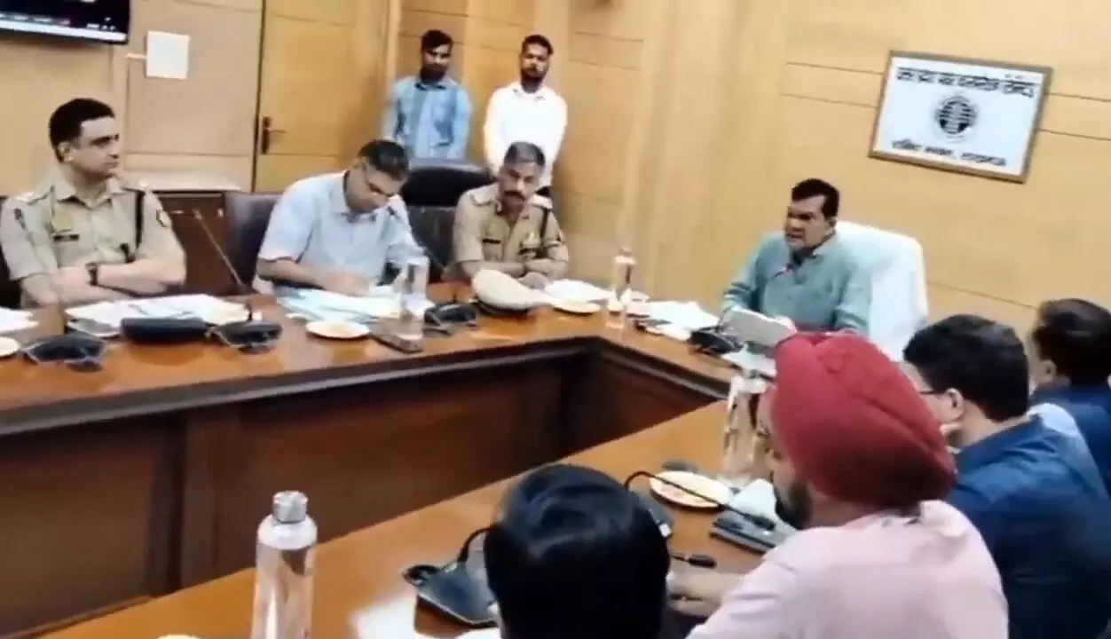 बकवास बंद करिए, जनता परेशान है — ऊर्जा मंत्री एके शर्मा की अफसरों को कड़ी फटकार बकवास बंद करिए, जनता परेशान है — ऊर्जा मंत्री एके शर्मा की अफसरों को कड़ी फटकार