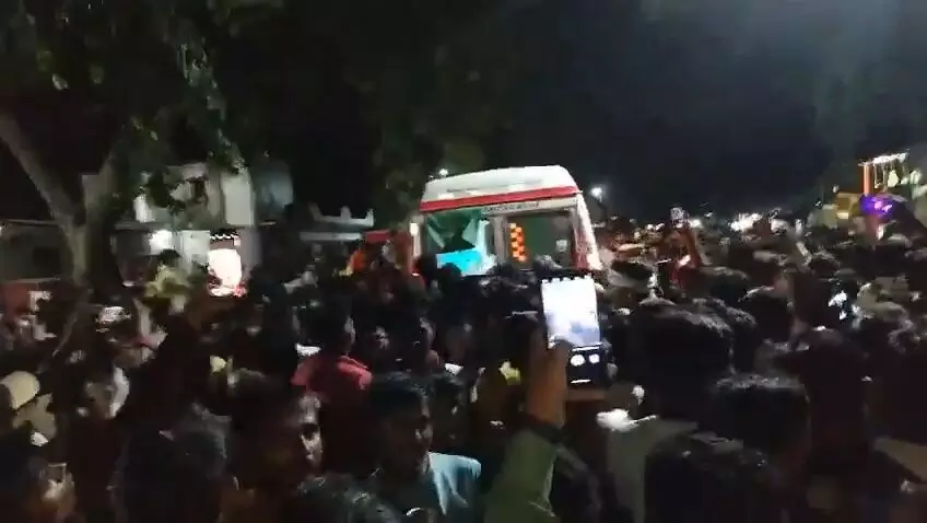 बाराबंकी मंदिर हादसा: करंट फैलने से भगदड़, दो श्रद्धालुओं की मौत, परिवार को मिलेगा 5 लाख का मुआवजा बाराबंकी मंदिर हादसा: करंट फैलने से भगदड़, दो श्रद्धालुओं की मौत, परिवार को मिलेगा 5 लाख का मुआवजा