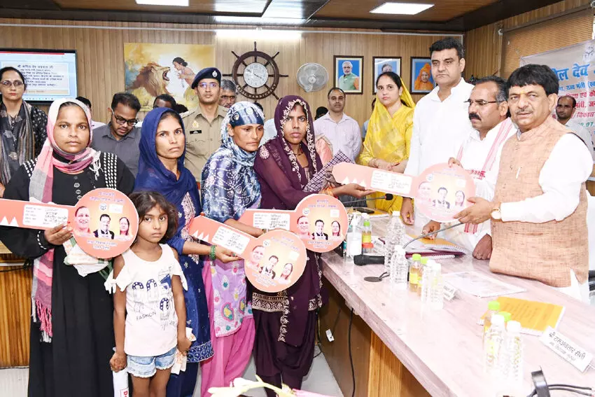 बिजनौर में मंत्री कपिल देव अग्रवाल ने की कल्याणकारी योजनाओं की समीक्षा बिजनौर में मंत्री कपिल देव अग्रवाल ने की कल्याणकारी योजनाओं की समीक्षा