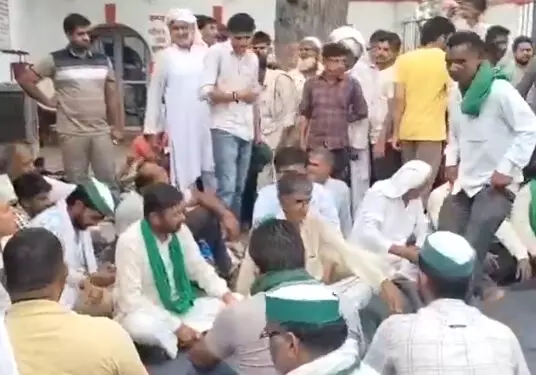 भाकियू ने घेरा थाना, धरना देकर किया हंगामा भाकियू ने घेरा थाना, धरना देकर किया हंगामा