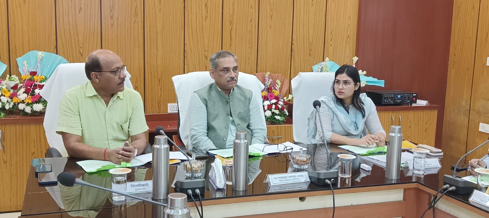 कमिश्नर के सामने नई टाउनशिप का ग्रामीणों ने किया खुला विरोध