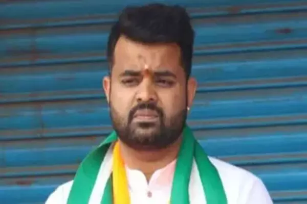पूर्व प्रधानमंत्री एचडी देवेगौड़ा के पोते प्रज्वल रेवन्ना को मेड से दुष्कर्म मामले में उम्र कैद, 10 लाख जुर्माना पूर्व प्रधानमंत्री एचडी देवेगौड़ा के पोते प्रज्वल रेवन्ना को मेड से दुष्कर्म मामले में उम्र कैद, 10 लाख जुर्माना