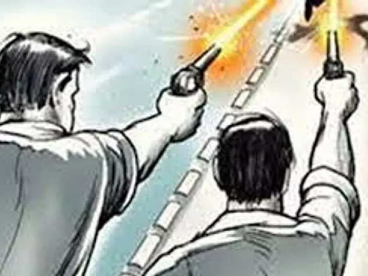 पहले इंस्टाग्राम पर दी धमकी, फिर घर आकर पिस्टल से की ताबड़तोड़ फायरिंग पहले इंस्टाग्राम पर दी धमकी, फिर घर आकर पिस्टल से की ताबड़तोड़ फायरिंग