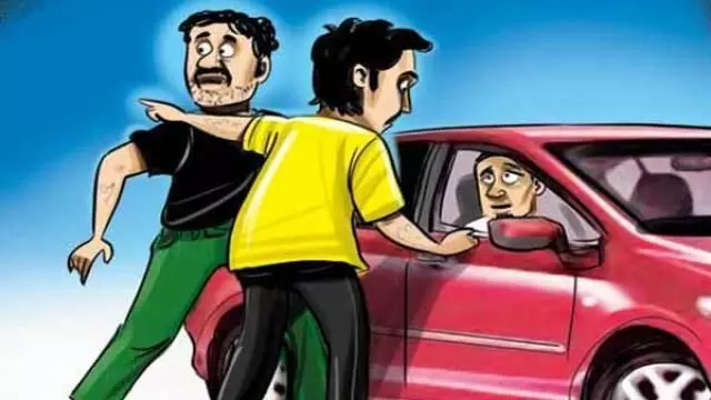 ढाबे पर खाना खाते रहे चाचा-भतीजा, ड्राईवर 13 लाख लेकर हुआ फरार