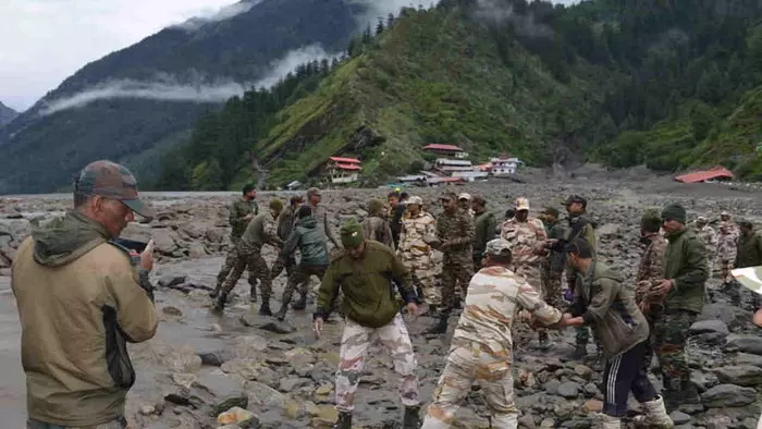 उत्तरकाशी में राहत और रेस्क्यू का मिशन जारी: धराली से युवक का शव मिला, हर्षिल से 11 जवानों को बचाया गया