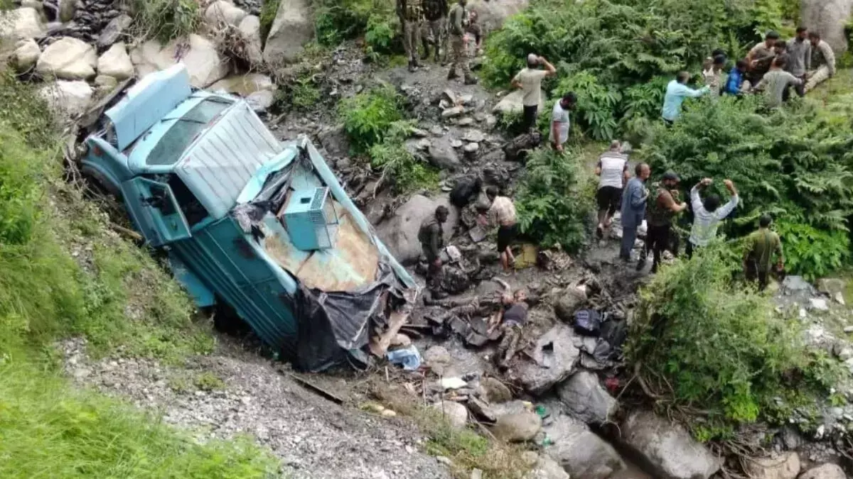 सीआरपीएफ जवानों से भरी बस 200 फीट गहरी खाई में गिरी, 3 बलिदान, 15 घायल सीआरपीएफ जवानों से भरी बस 200 फीट गहरी खाई में गिरी, 3 बलिदान, 15 घायल