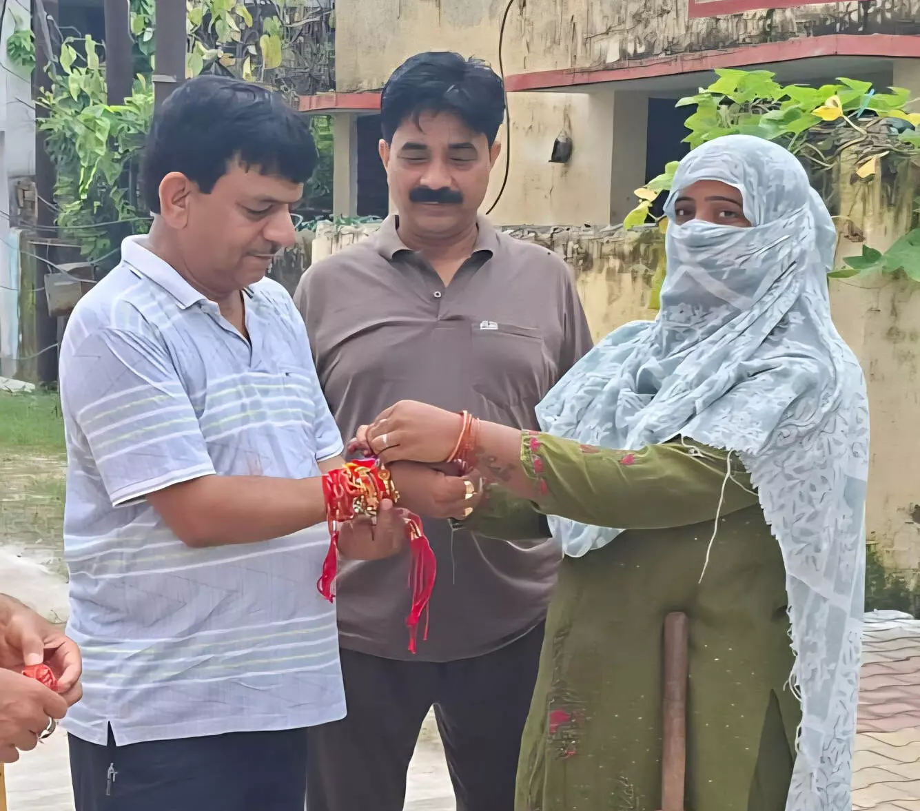 रक्षाबंधन पर शहर भ्रमण पर निकले मंत्री कपिल देव ने बहनों से बंधवाई राखी रक्षाबंधन पर शहर भ्रमण पर निकले मंत्री कपिल देव ने बहनों से बंधवाई राखी