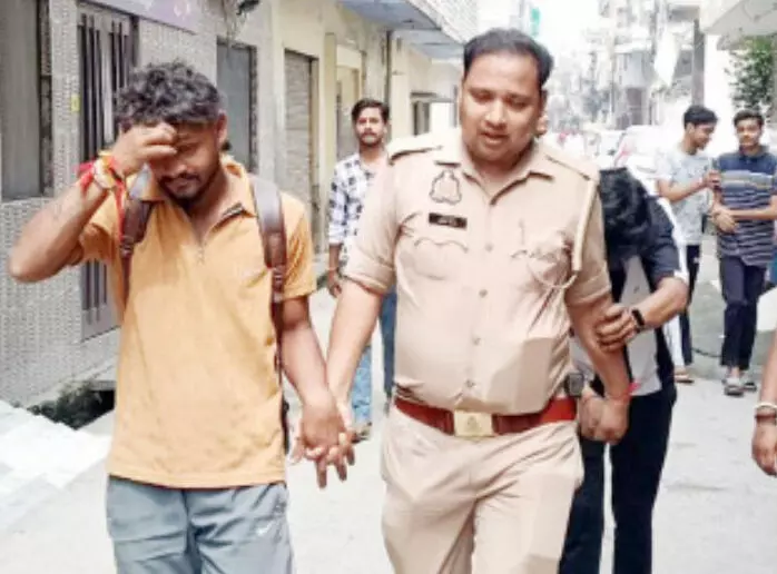 MUZAFFARNAGAR-दिनदहाड़े चार युवकों को चोर समझकर पीटा MUZAFFARNAGAR-दिनदहाड़े चार युवकों को चोर समझकर पीटा