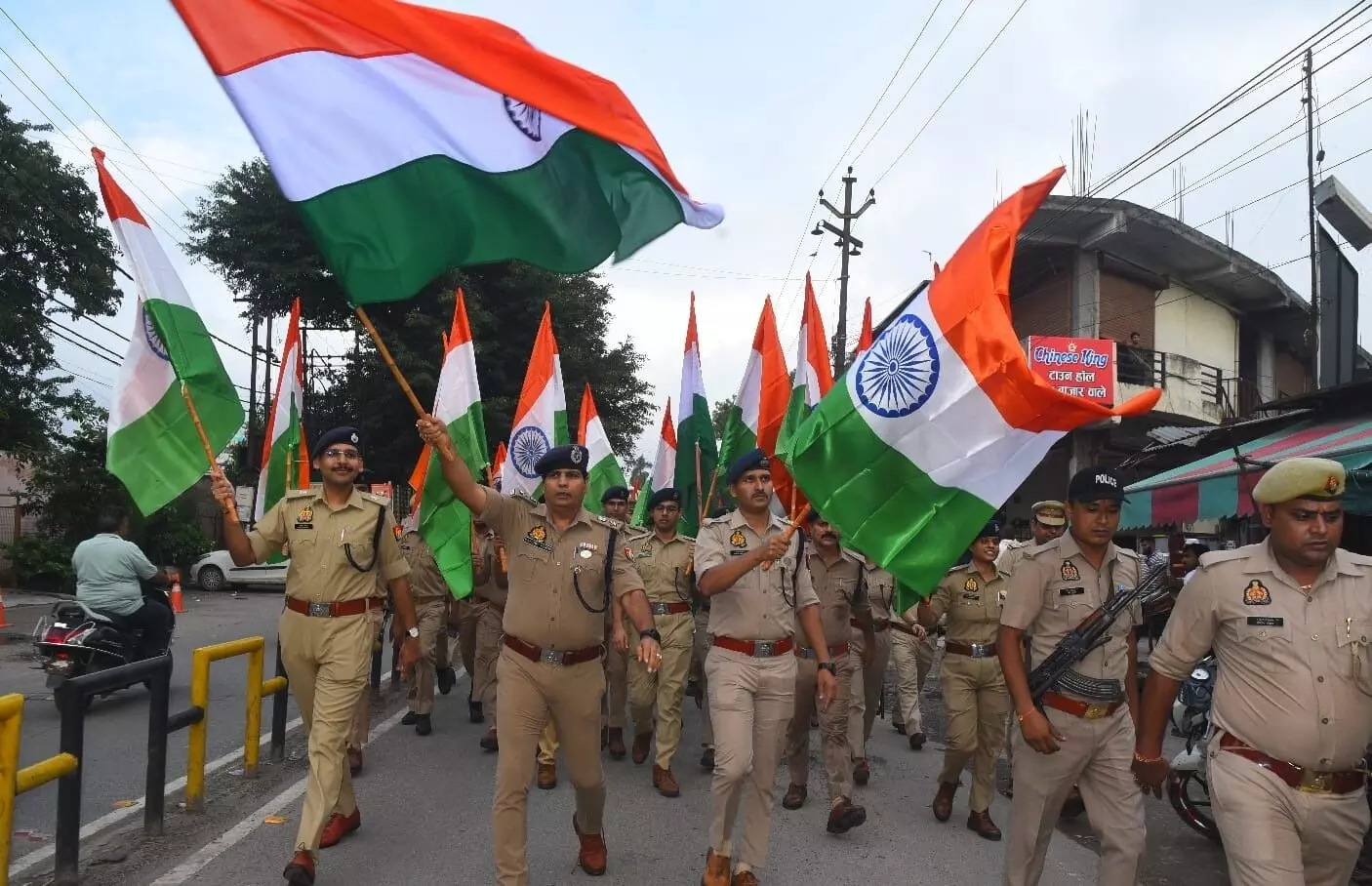 हाथों में तिरंगा लिए सड़कों पर उतरे एसएसपी, उमड़ा देशभक्ति का सैलाब