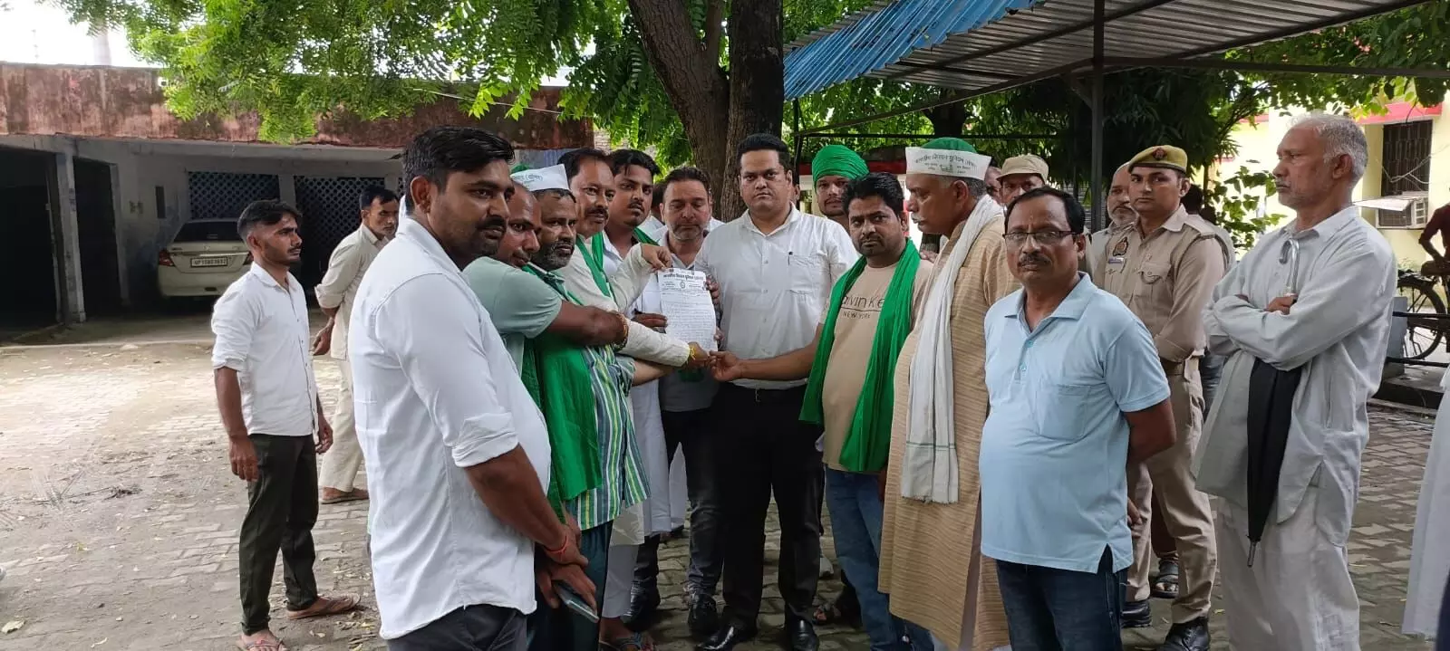 भारतीय किसान यूनियन (तोमर) ने तहसीलदार को सौंपा ज्ञापन, गन्ना भुगतान से लेकर आवारा कुत्तों के आतंक तक रखी मांगें