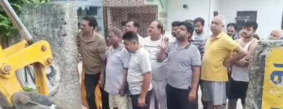 रेलवे रोड कट बंद करने पर आक्रोश, अफसरों का घेराव