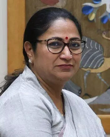 दिल्ली की राजनीति में बुधवार सुबह बड़ा हंगामा