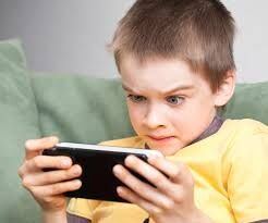मोबाइल और इंटरनेट से आ रही बच्चों के सामाजिक कौशल में कमी