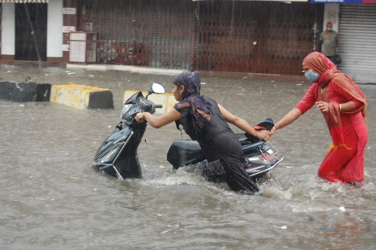 शहर में हुई जोरदार बारिश, शिव चैक बना तालाब, घरों में भी भरा पानी